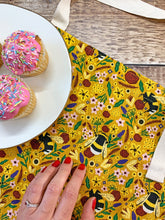 Load image into Gallery viewer, Bumble Bee Print Apron