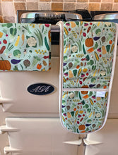 Load image into Gallery viewer, Vegetables Print Oven Glove

