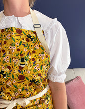 Load image into Gallery viewer, Bumble Bee Print Apron
