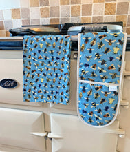 Load image into Gallery viewer, Bumble Bee Print Oven Gloves
