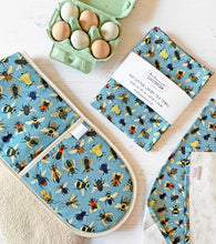 Load image into Gallery viewer, Bumble Bee Oven Glove &amp; Tea Towel Set
