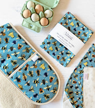 Load image into Gallery viewer, Bumble Bee Print Oven Gloves
