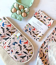 Load image into Gallery viewer, Bird Print Oven Gloves
