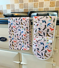 Load image into Gallery viewer, Bird Print Oven Gloves
