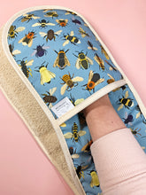 Load image into Gallery viewer, Bumble Bee Print Oven Gloves
