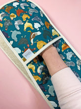 Load image into Gallery viewer, Chicken Print Oven Gloves
