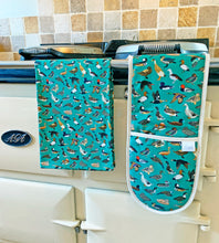 Load image into Gallery viewer, Duck Print Oven Gloves
